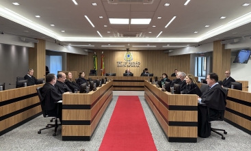 Foto de uma sessão de Tribunal Pleno no TRT-SC, onde desembargadoras e desembargadores estão sentados em reunião