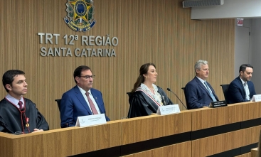 Foto de autoridades compondo uma mesa de honra