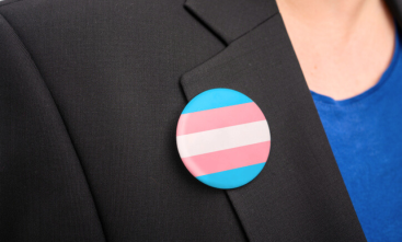 Foto de um broche no paletó de uma mulher