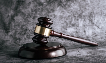 Foto do martelo da Justiça com um fundo cinza