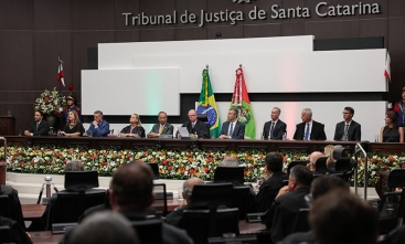 Homens e mulheres compondo mesa cerimonial