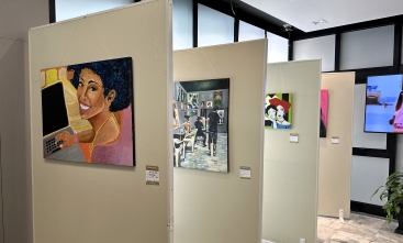 Foto mostra três telas de pintura fixadas em biombos de MDF branco