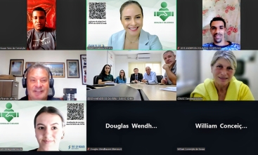 Print de tela de uma reunião virtual com nove participantes