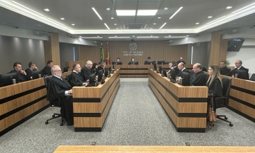 Sala de sessões do TRT-SC com magistrados togados reunidos em julgamento colegiado