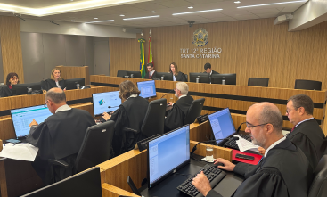 Foto de uma sessão do tribunal pleno do TRT-SC com desembargadores e desembargadoras sentados em frente a computadores