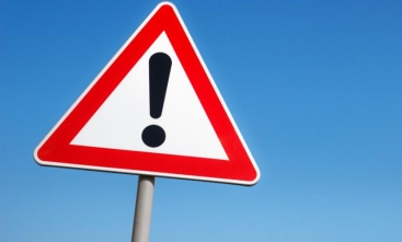 Foto de uma placa com um sinal de exclamação