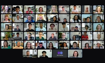 Print de tela mostrando mais de 50 rostos durante uma reunião on-line