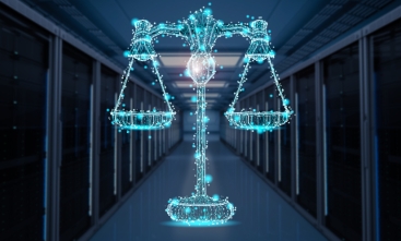 Arte de balança da justiça digital iluminada em azul, em corredor tecnológico escuro