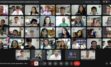 Print de tela mostra cerca de 50 miniaturas de rostos, a maioria de jovens