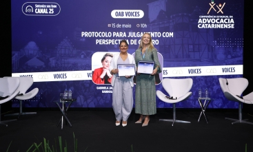 Duas mulheres posam com certificado nas mãos
