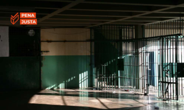 Foto de dentro de um presídio, vazio