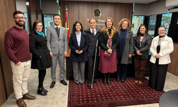 Três homens e seis mulheres estão em pé posando para a foto