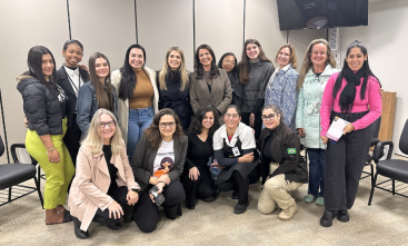 16 mulheres estão lado a lado posando para a foto
