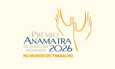 Letreiro escrito "Prêmio Anamatra de direitos humanos 2026 no mundo do trabalho" nas cores cinza, azul e laranja, com fundo bege e duas mãos desenhadas apontas para cima em laranja