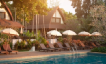 Fotografia ilustrativa de um local desfocado com árvores e piscina