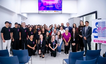 Grupo de jovens e adultos posando para foto