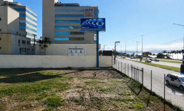Terreno baldio localizado em uma avenida beira-mar