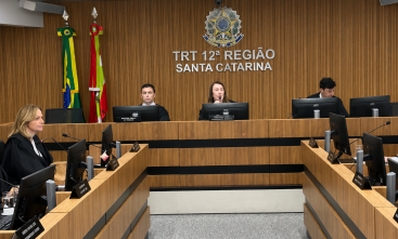 Magistrados sentados em um plenário