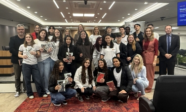 grupo de pessoas posa para a foto no pleno