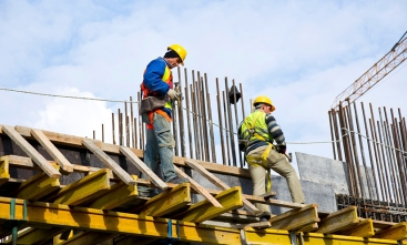 Homens com apetrechos de operário da construção civil