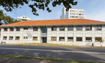 Prédio da fachada da Vara do Trabalho de Blumenau