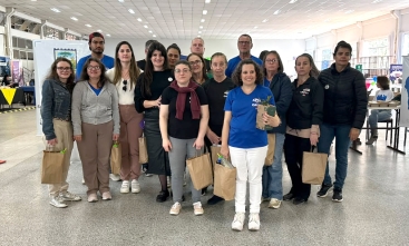 Grupo de pessoas posando para foto