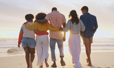 foto de um grupo de pessoas olhando o horizonte na praia