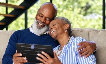 um homem e uma mulher idosos sentados em um sofa