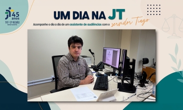 Homem vestindo camisa xadrez sentado em frente a um computador e teclado