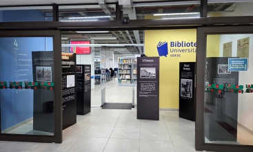 Cinco painéis decoram a entrada de uma biblioteca