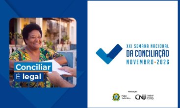 Mulher sorridente, de meia idade, recebe um documento no portão de casa. Banner de divulgação da 21ª Semana Nacional da Conciliação