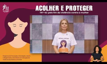 mulher loira vestindo uma camisa branca da campanha "acolher e proteger"