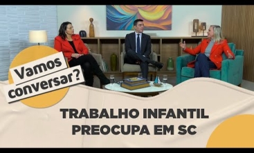 Duas mulheres e um homem sentados em um estúdio de tv enquanto conversam 