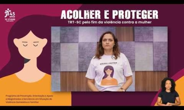 mulher de camiseta branca da campanha acolher e proteger com um fundo roxo