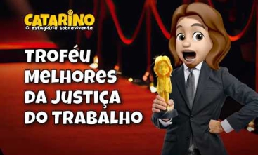 Arte com fundo de tapete vermelho de premiação. Um personagem em estilo avatar, de terno, aparece segurando um troféu dourado. No topo está o título “Catarino – o estagiário sobrevivente” e, ao centro, o texto “Troféu Melhores da Justiça do Trabalho”