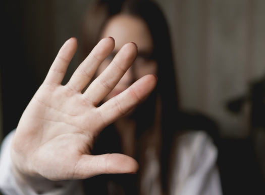 Foto de uma mulher com a mão na frente do rosto