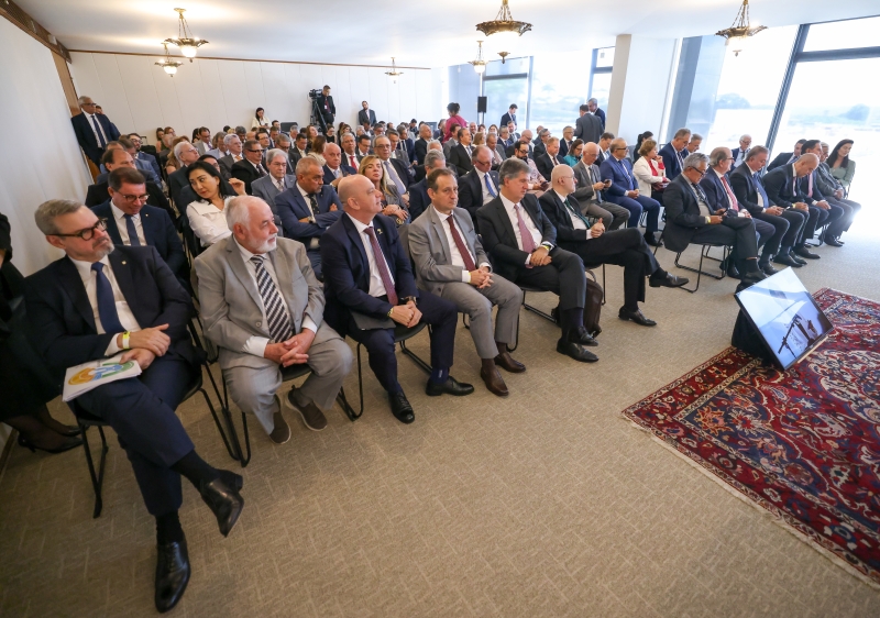 Grupo de pessoas assistindo reunião