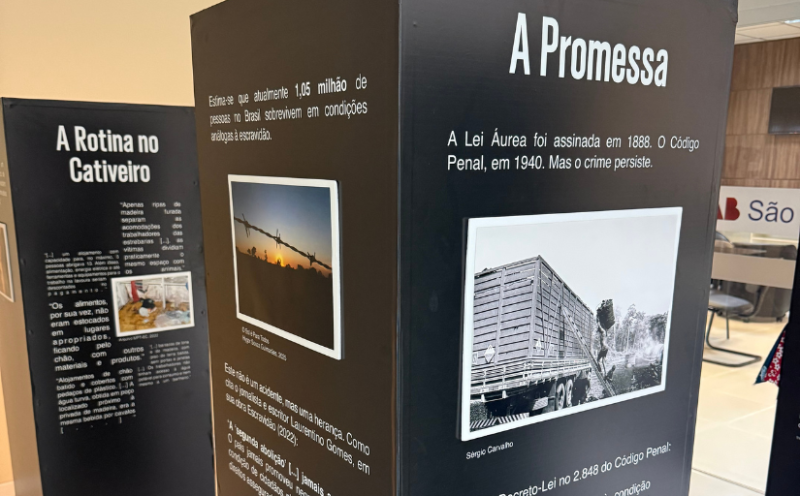 Foto do totem de uma exposição