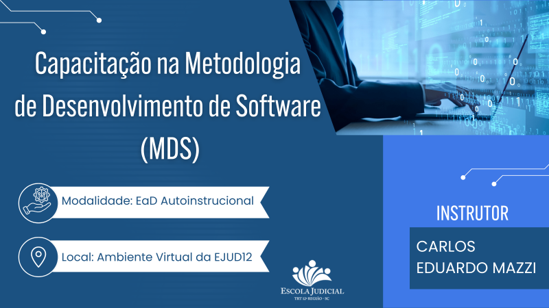 Trata se de um card com fundo azul letras brancas dizendo: Capacitação na Metodologia de desenvolvimento de Software. Traz ainda o nome do istrutor Carlos Eduardo Mazzi e que a instução de que haverá modalidade: EaD Auto instrucional e comunica , ainda, que a ministração se dará em  Ambiente vistual