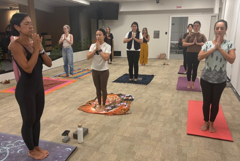 Mulheres fazendo ioga