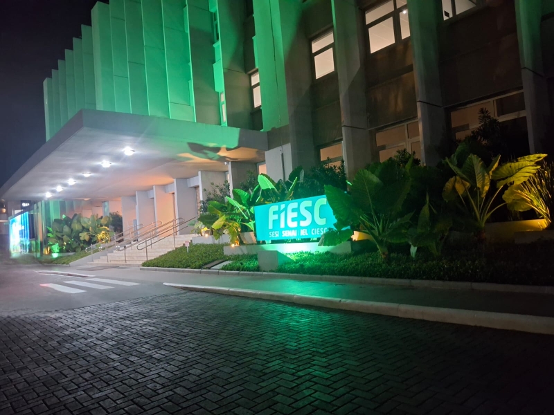 Foto da fachada do prédio da Fiesc com iluminação verde