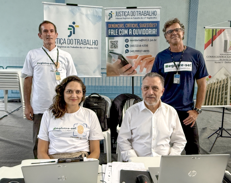 Quatro pessoas posando para a foto