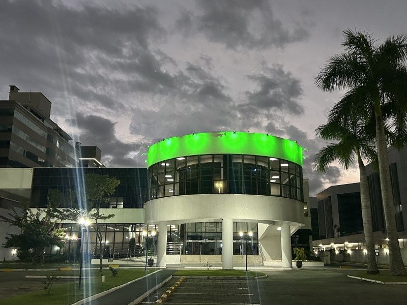 Fachada do prédio da OAB SC com iluminação verde