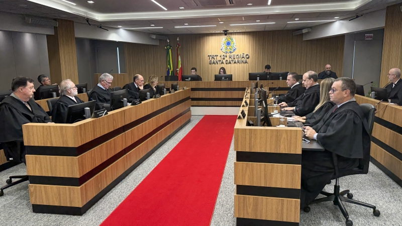 Desembargadores sentados na sala do Pleno