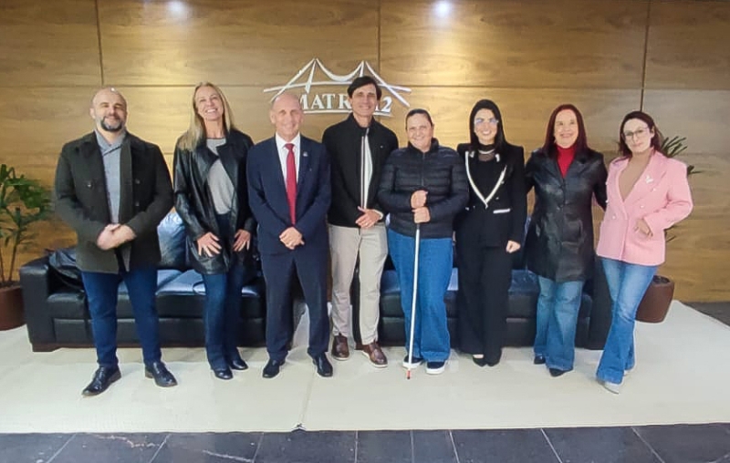 Grupo de pessoas posando para foto.