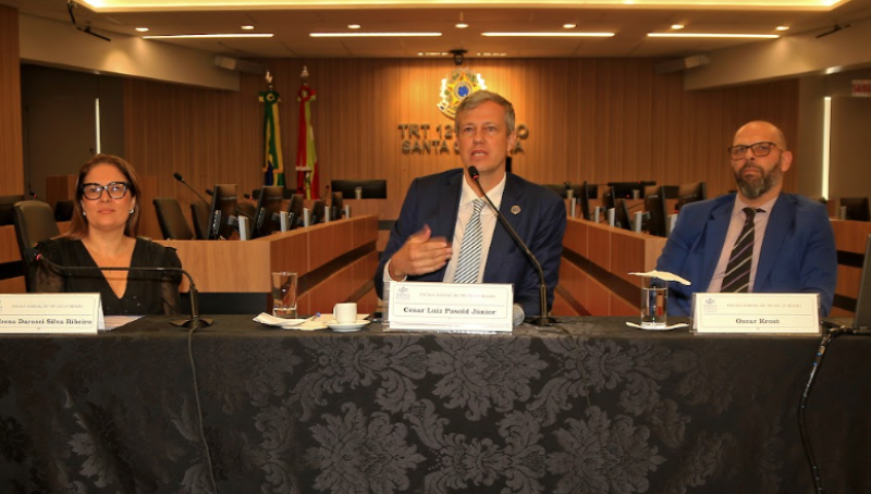 Uma mulher e dois homens compoem a mesa de abertura de evento