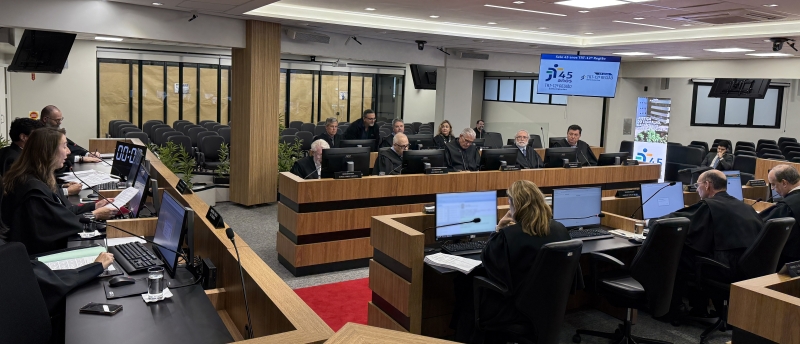 Plenário com juízes em reunião