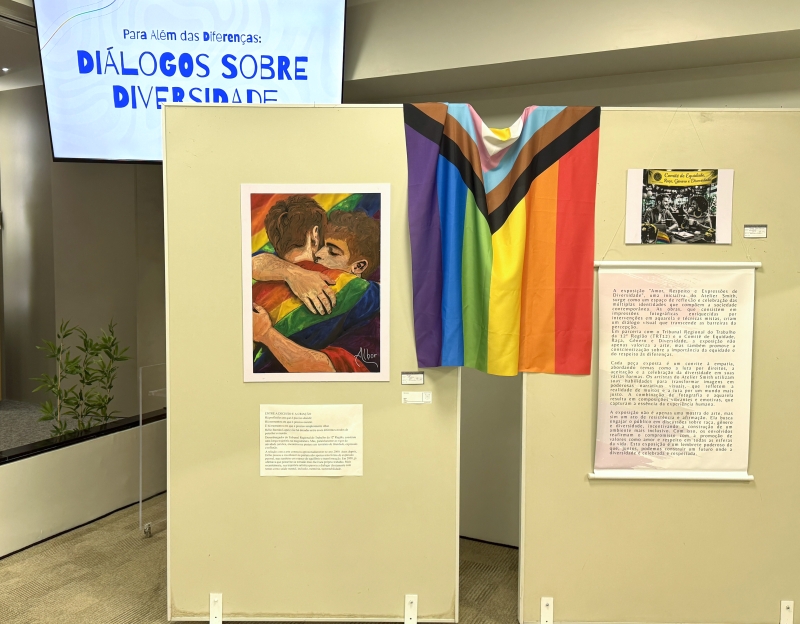 Tela estilizada fixada em um painel de fórmica mostra a imagem de dois homens se abraçando.