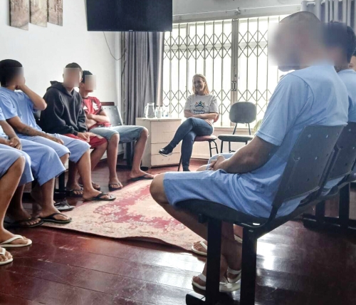 Mulher conversa com grupo de adolescentes