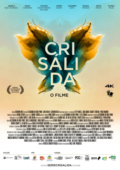 Para todos verem: Texto: "Angela Eiko Okumura. Chico Caprário. Cleiton César Ribeiro Antunes. Harry Adams. Leandro Batz. Milena Moraes. Sofia Pisani. Thiago Teles. Prêmio Catarinense de Cinema 2014/2015. Crisálida o filme. 4K. www.seriecrisalida.com.br . Ilustração: Banner em que há uma flor em tons de azul e amarelo.